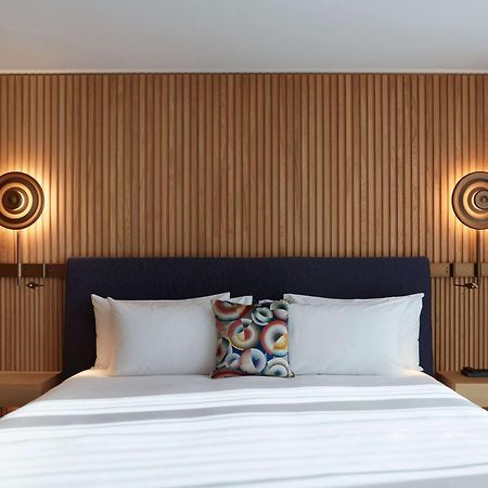 So/ Paris Hotel Zewnętrze zdjęcie A bedroom at the hotel