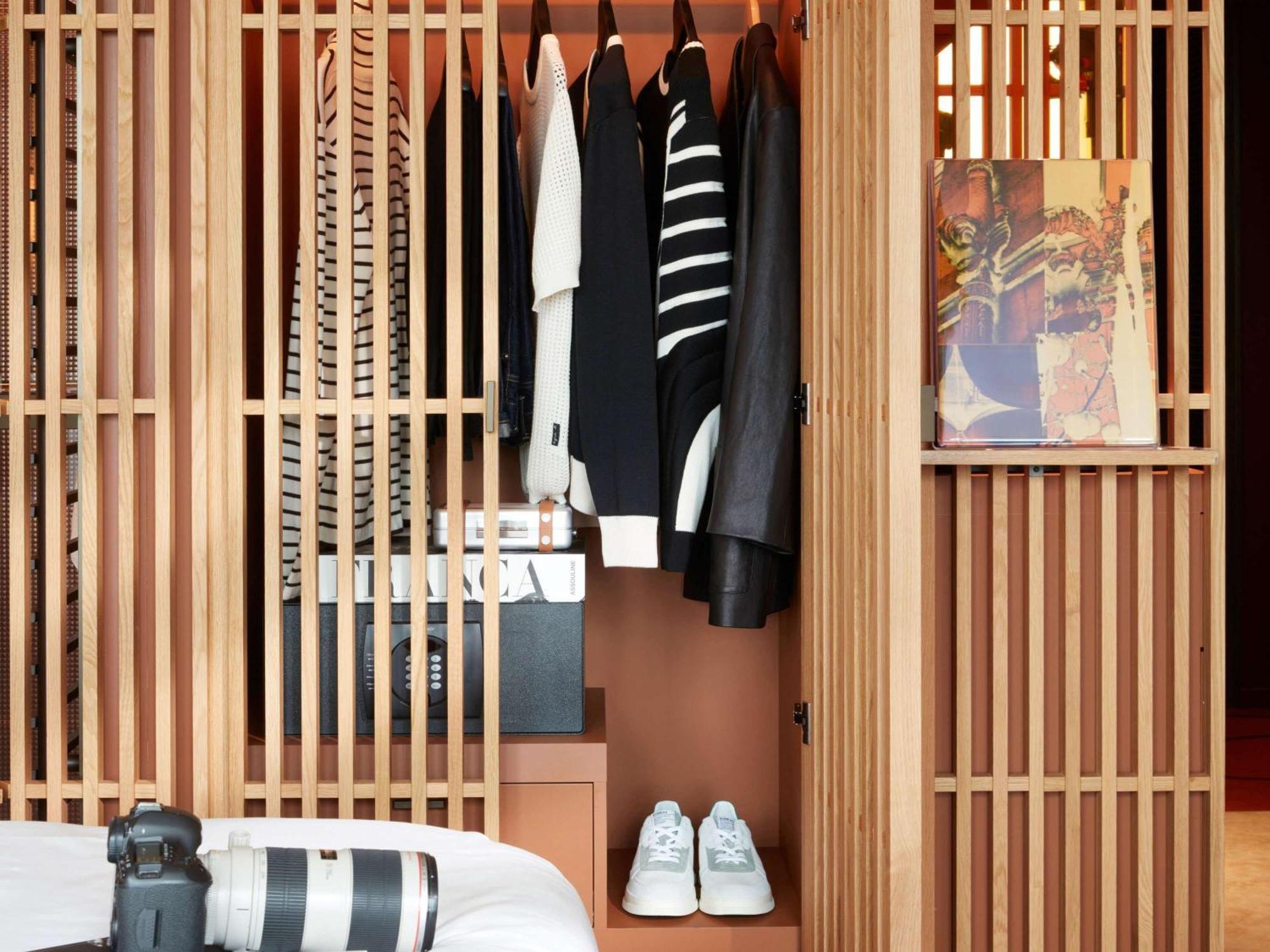 So/ Paris Hotel Zewnętrze zdjęcie A wardrobe
