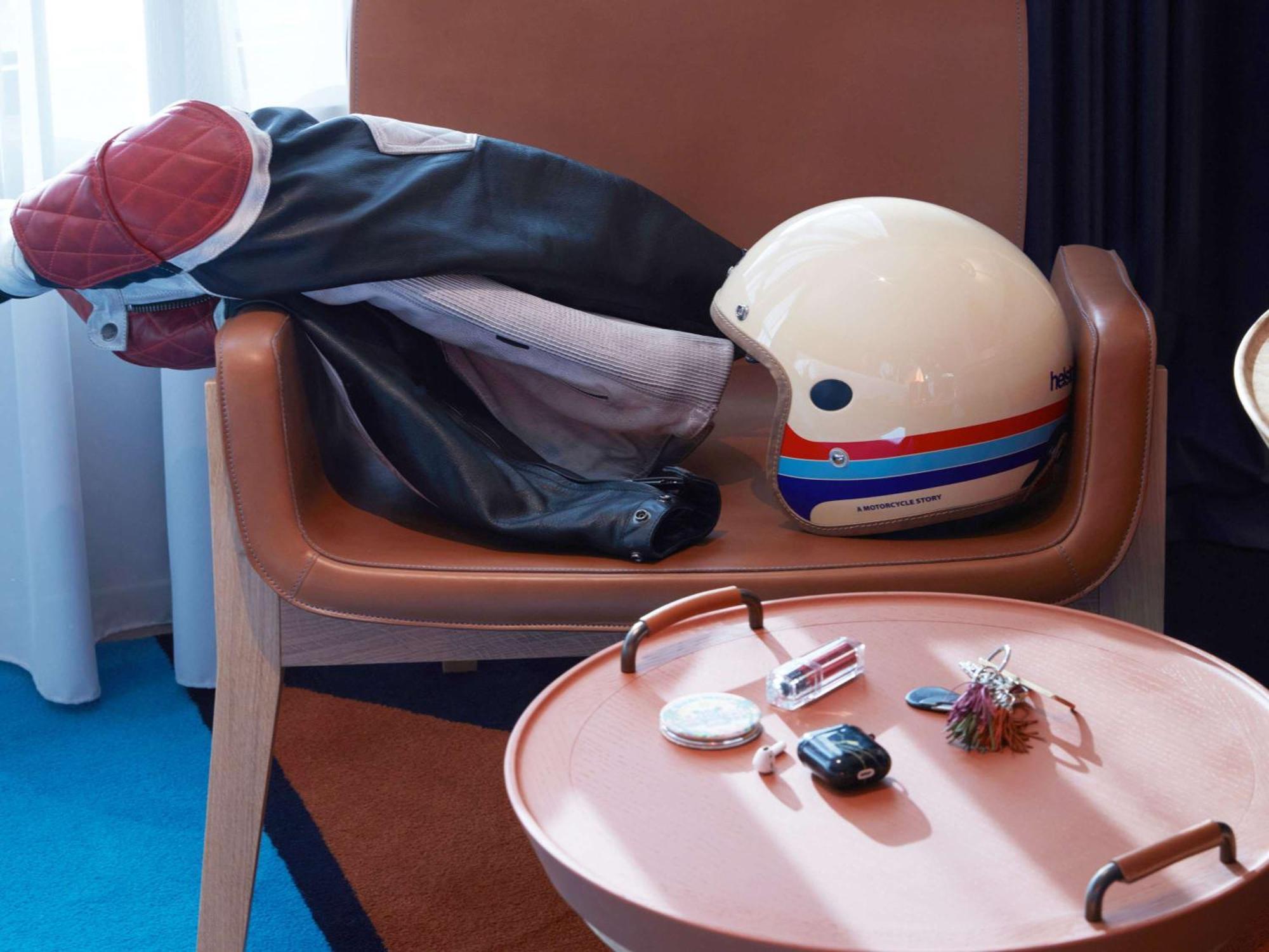 So/ Paris Hotel Zewnętrze zdjęcie A jet helmet