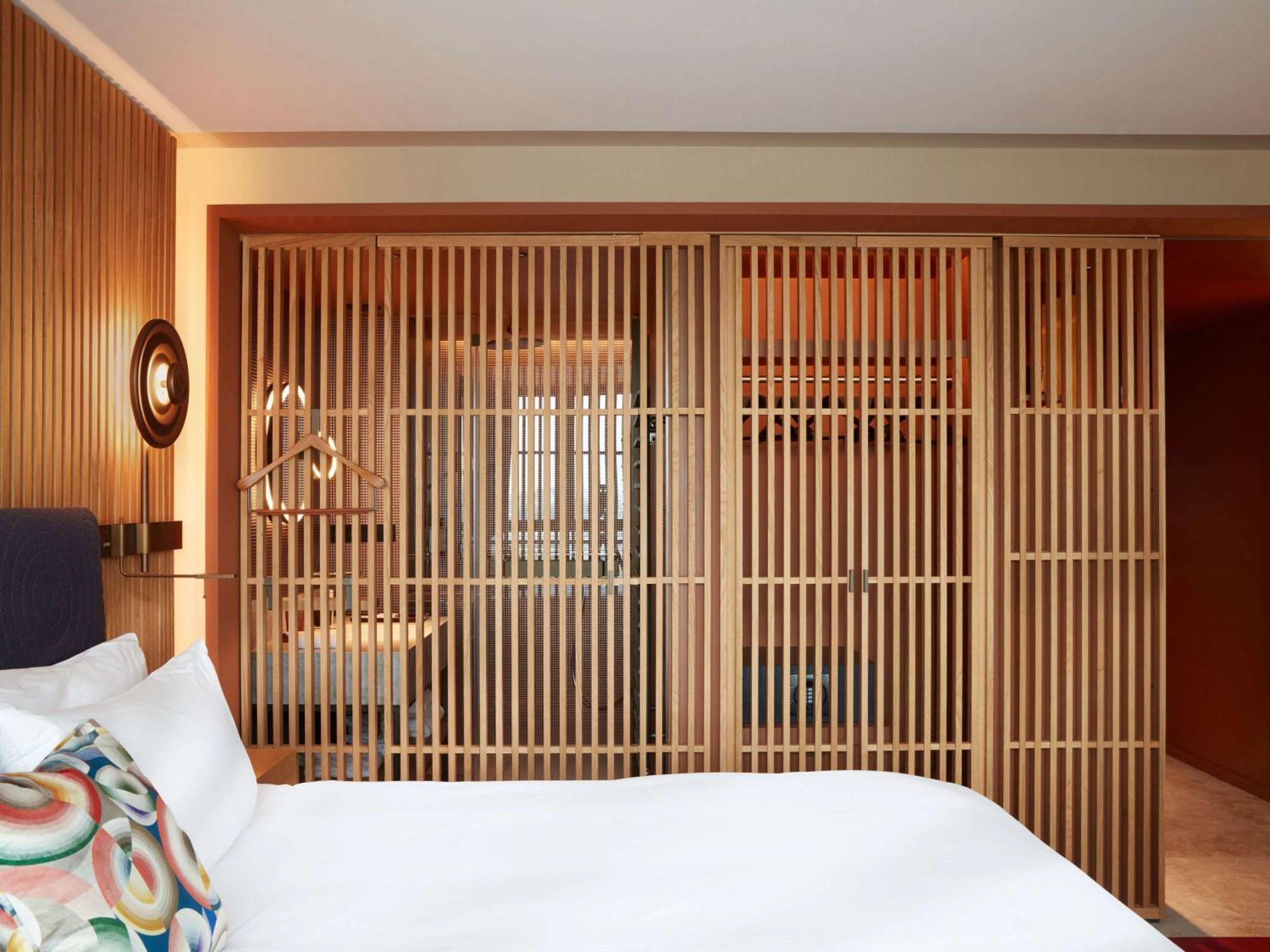 So/ Paris Hotel Zewnętrze zdjęcie A room at the hotel