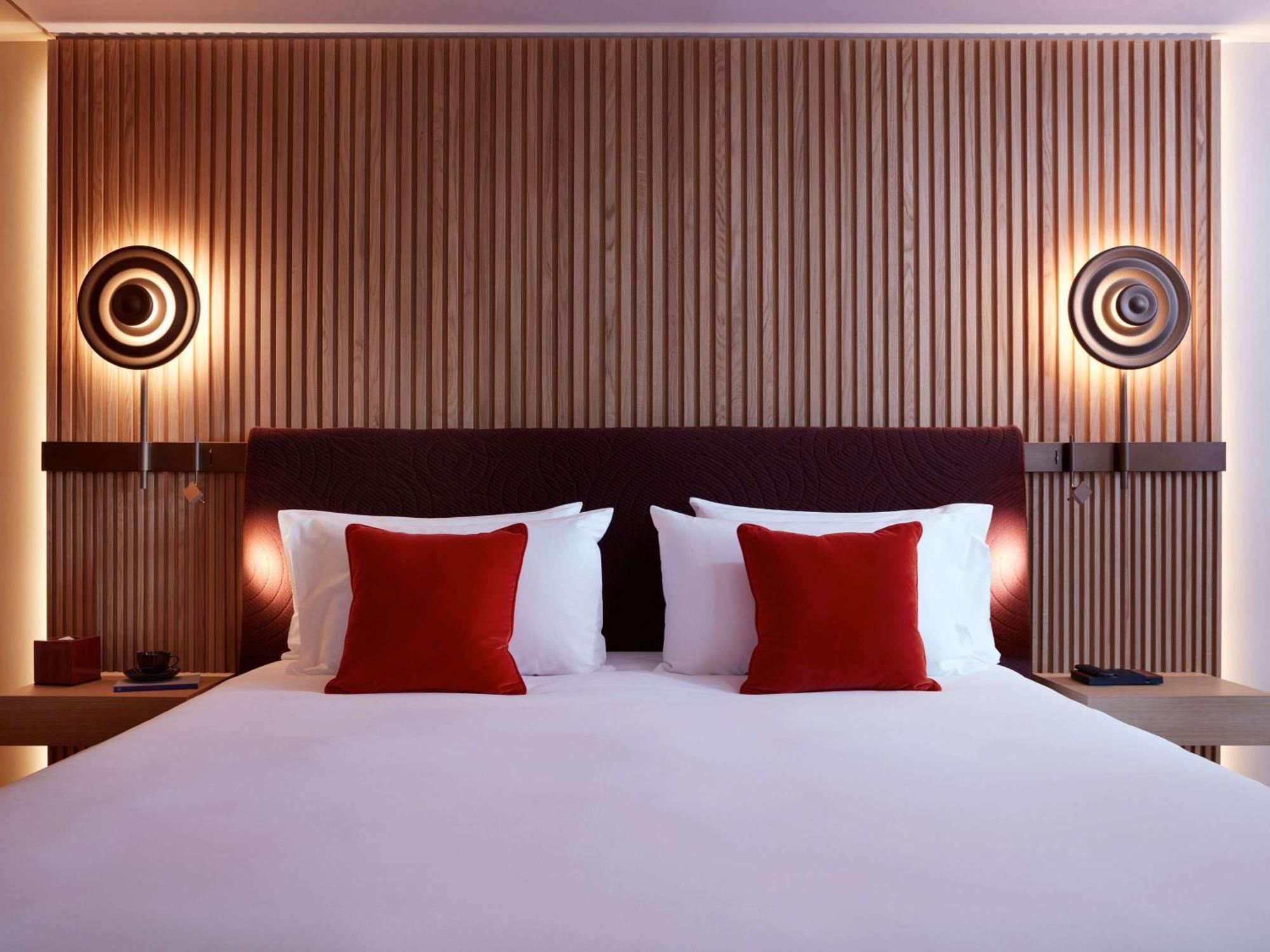 So/ Paris Hotel Zewnętrze zdjęcie A bedroom at the hotel