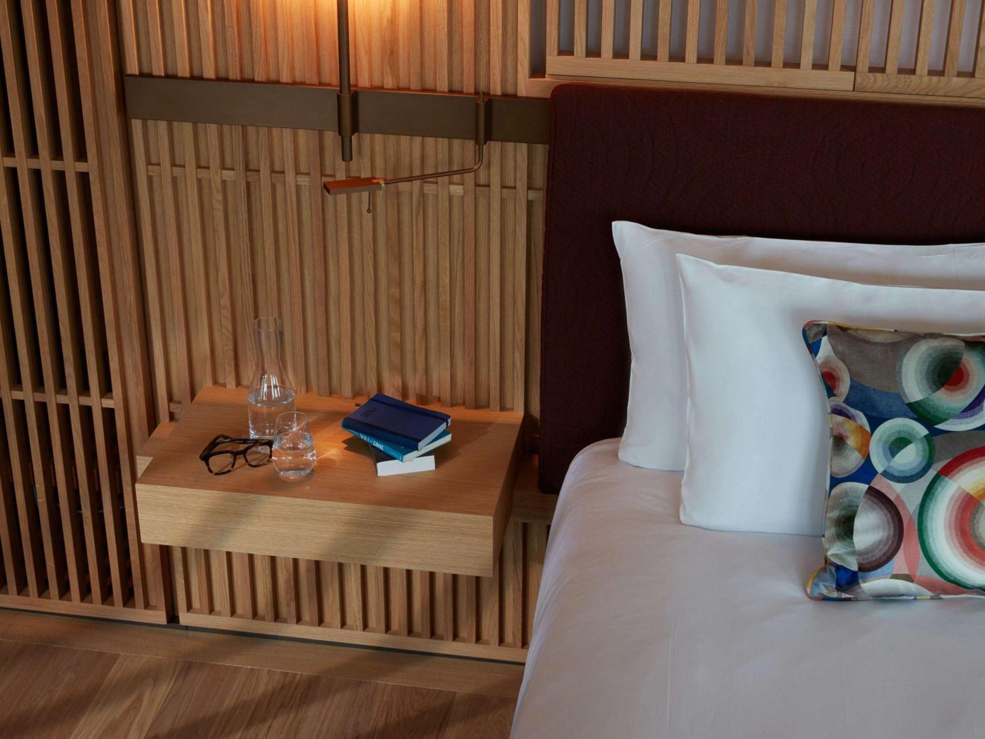 So/ Paris Hotel Zewnętrze zdjęcie A bedside table