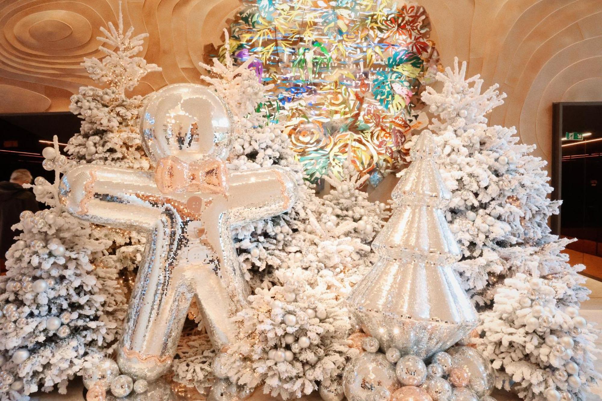 So/ Paris Hotel Zewnętrze zdjęcie Christmas tree at the Four Seasons Hotel, Seoul, South Korea