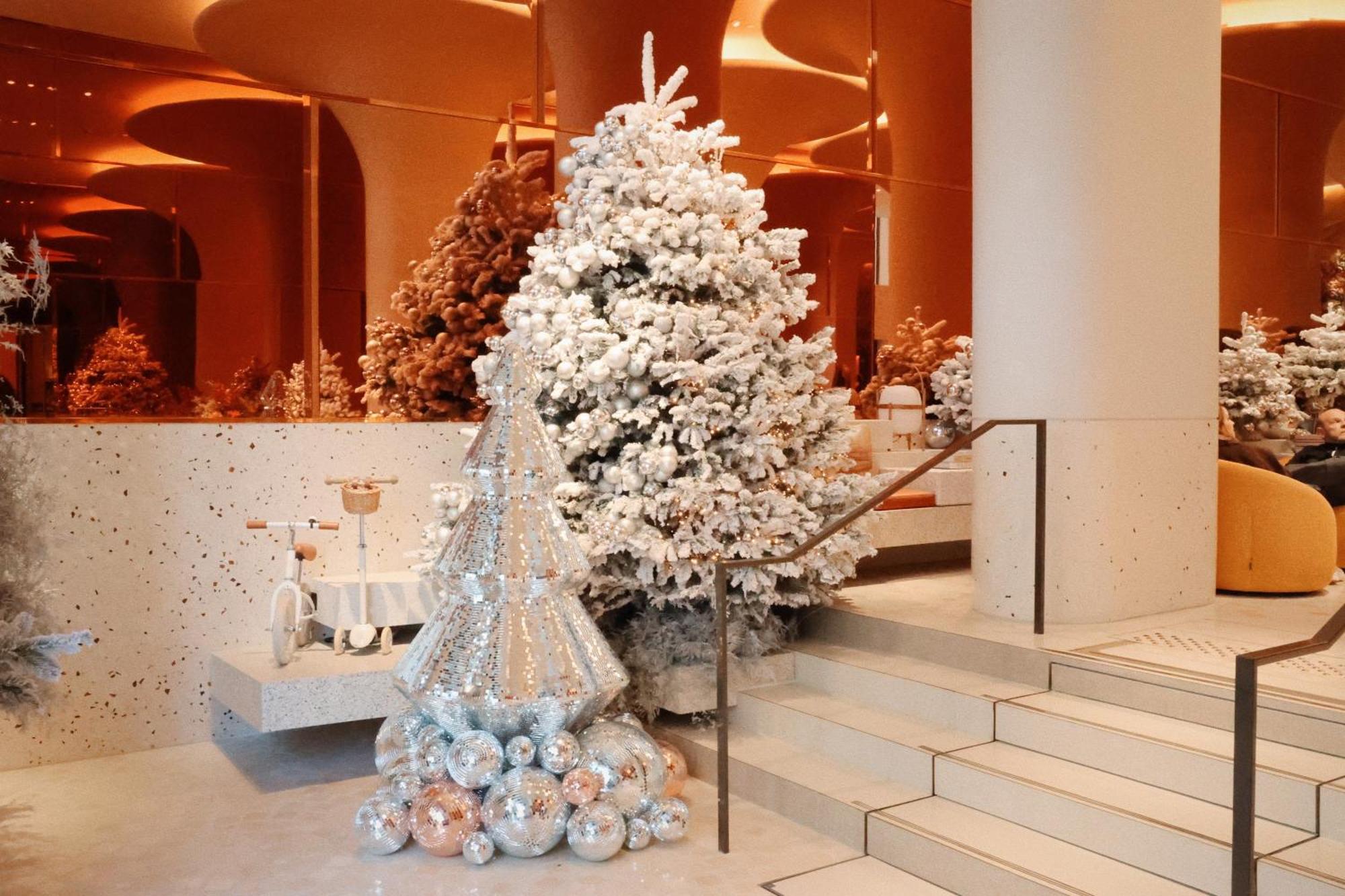 So/ Paris Hotel Zewnętrze zdjęcie Christmas tree at the Four Seasons Hotel, Hong Kong