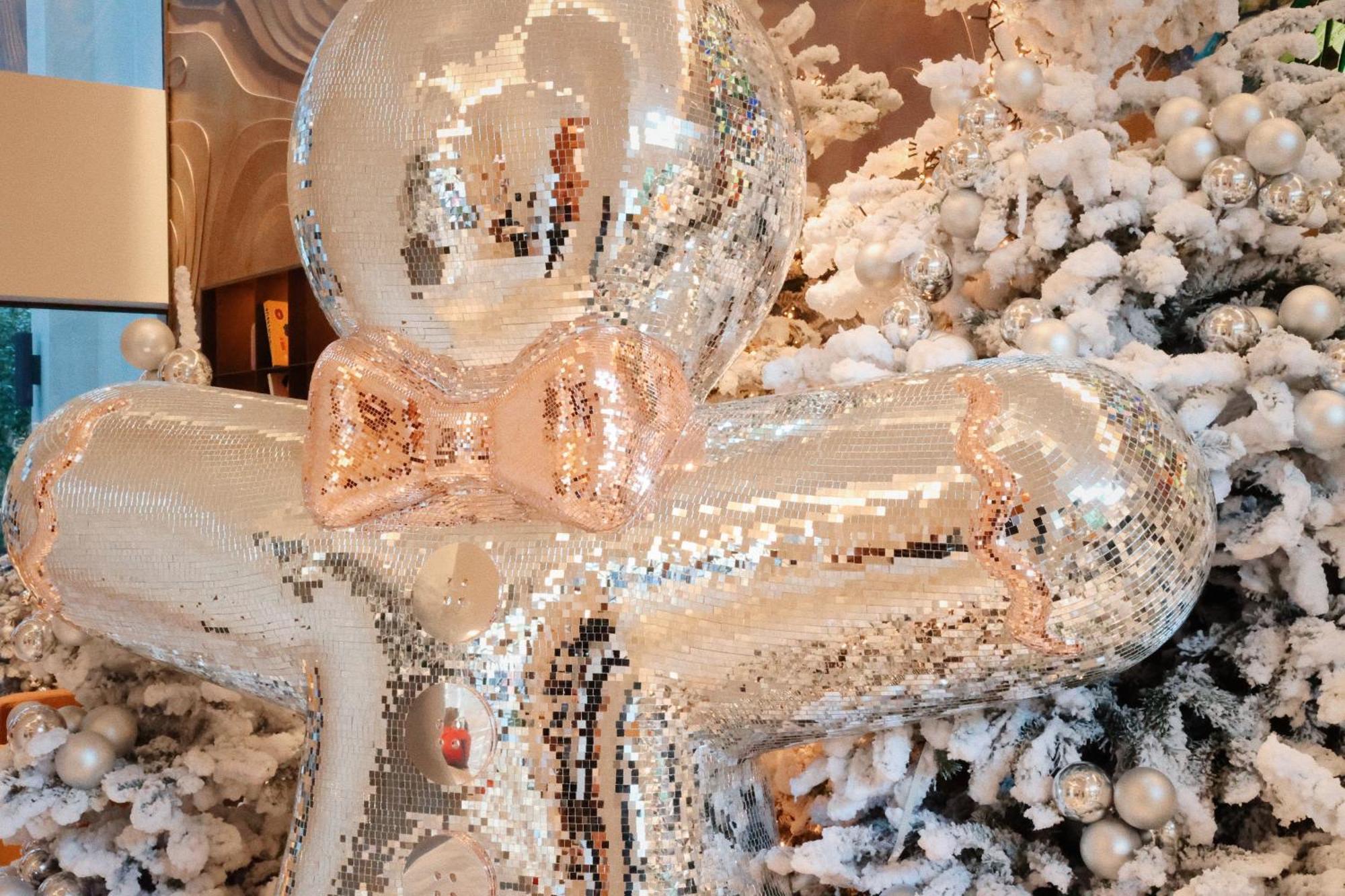 So/ Paris Hotel Zewnętrze zdjęcie A Christmas tree decorated with white and silver ornaments