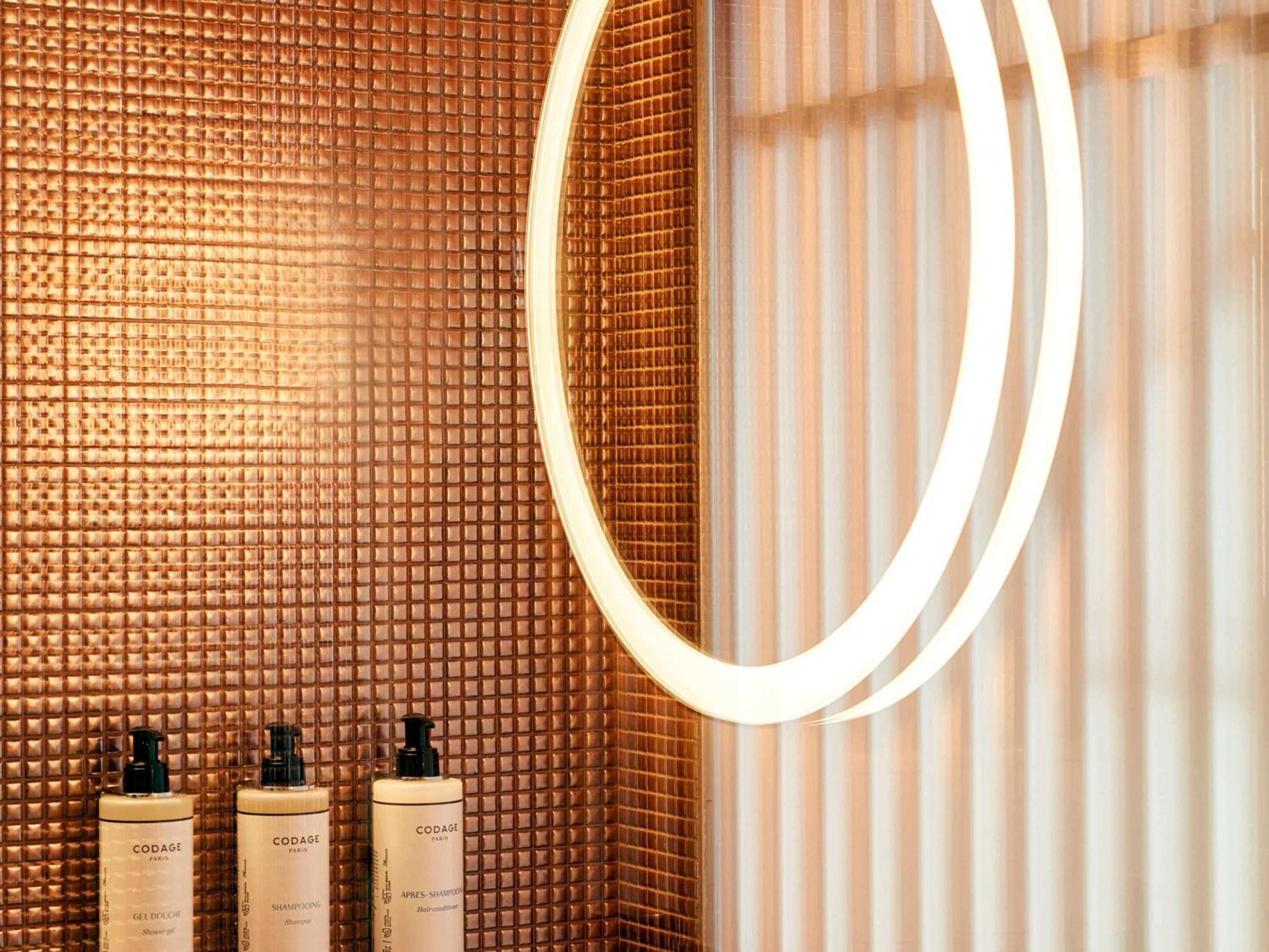 So/ Paris Hotel Zewnętrze zdjęcie Copper mosaic tiles