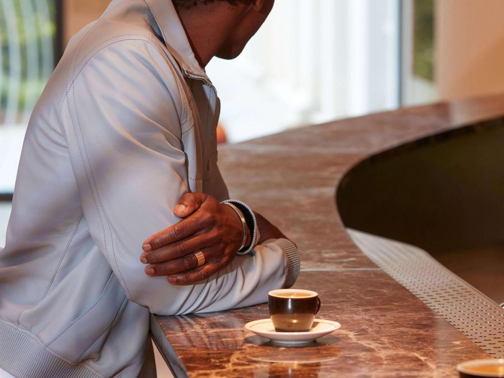 So/ Paris Hotel Zewnętrze zdjęcie A man leaning on a bar